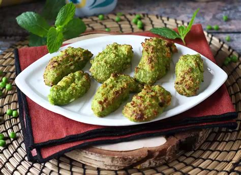 Bol de pâte à croquettes avec petits pois et feta