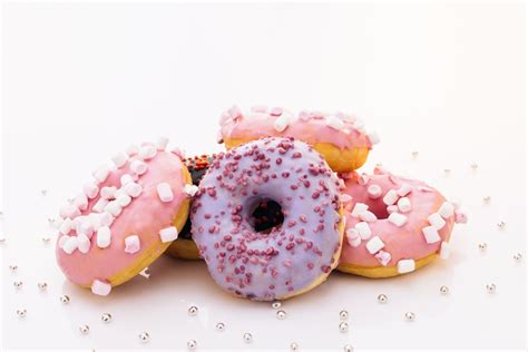 Assortiment de beignets garnis de différentes saveurs