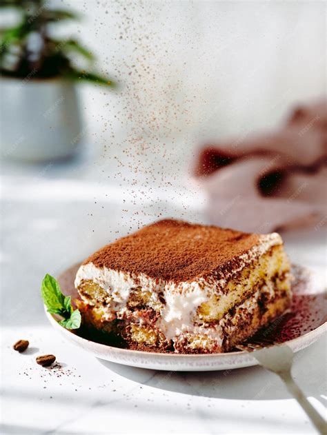 Cacao en poudre saupoudré sur un tiramisu