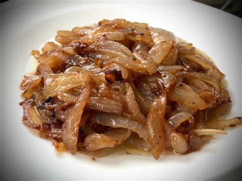 Oignons caramélisés dans une poêle