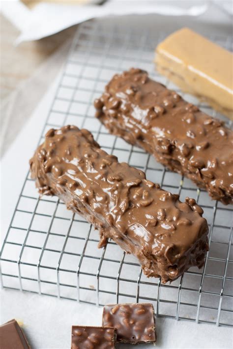 Image d'une barre chocolatée Lion faite maison, appétissante et avec une belle couche de chocolat.