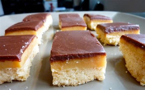 Image d'une sélection de friandises au caramel et chocolat, incluant des Sablés du Millionnaire et d'autres créations.