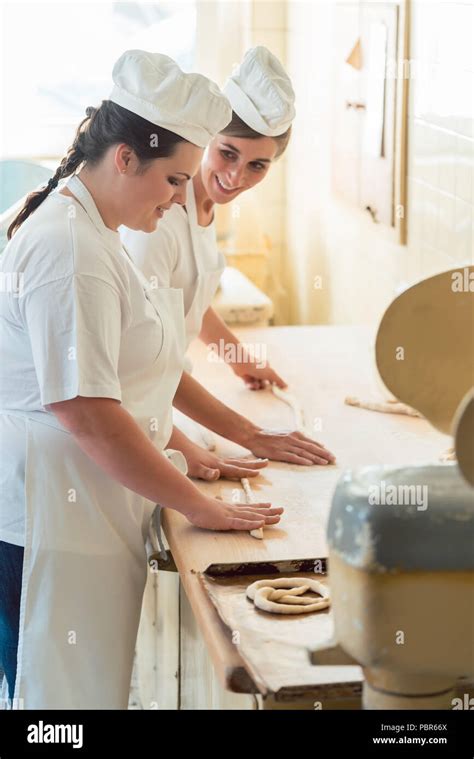 Un boulanger travaillant la pâte dans un fournil