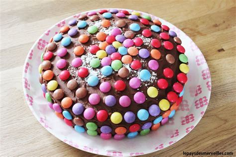 Gâteau au chocolat décoré de Smarties