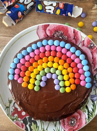 Gâteau arc-en-ciel avec glaçage et Smarties