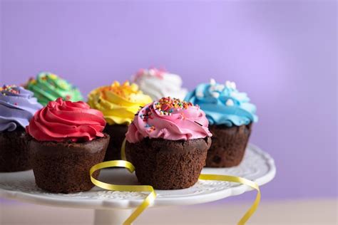 Assortiment de cupcakes colorés
