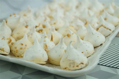 Meringues dorées et praliné croquant