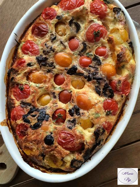 Plat de clafoutis salé aux tomates cerises sortant du four