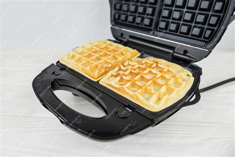 Gaufrier en gros plan avec des résidus de pâte