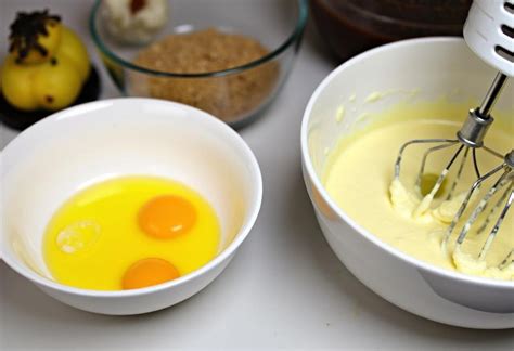 Mélange de blancs d'oeufs et de sucre en train d'être fouetté