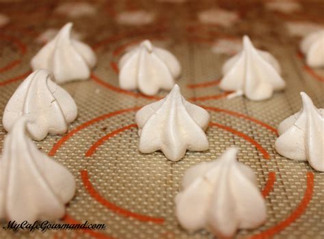 Plaque de cuisson avec des meringues françaises façonnées