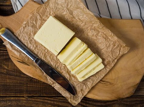 Une motte de beurre frais sur une planche à découper