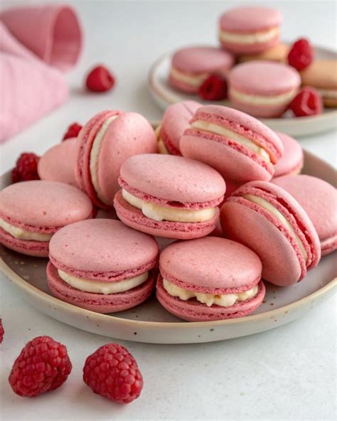 Macarons à la rose garnis et assemblés