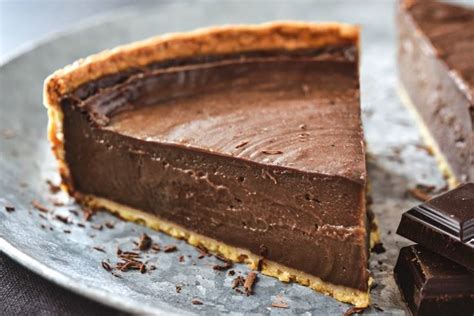 Un flan au chocolat entier et une part coupée