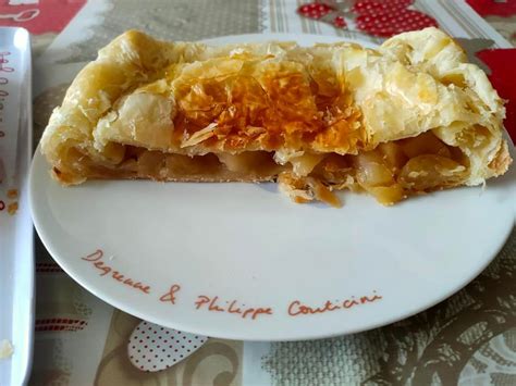 Feuilleté aux pommes caramélisées, oignons et fromage de chèvre