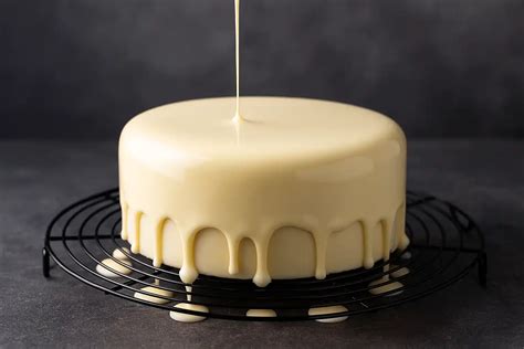Gâteau recouvert d'un glaçage blanc lisse et brillant