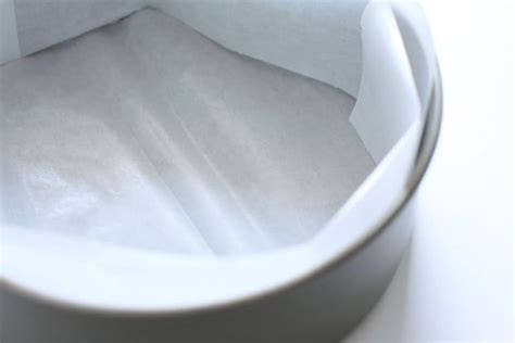 Moule à génoise chemisé avec papier sulfurisé