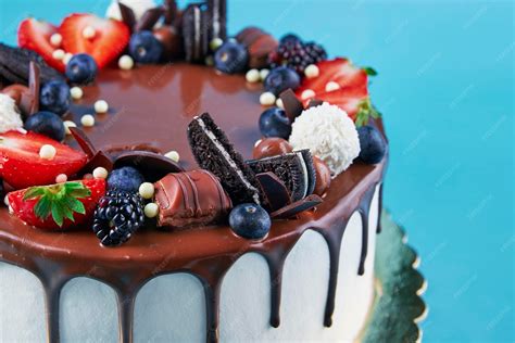 Gâteau d'anniversaire décoré avec des disques de génoise