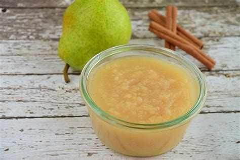 Ingrédients pour la compote de poire disposés