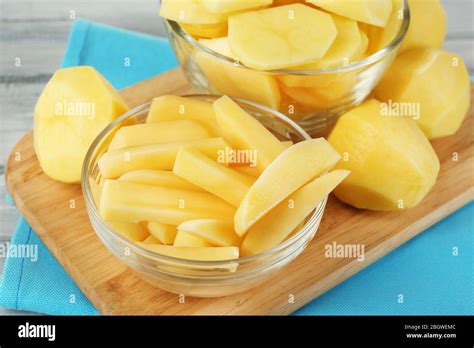 Poires coupées en cubes dans un bol