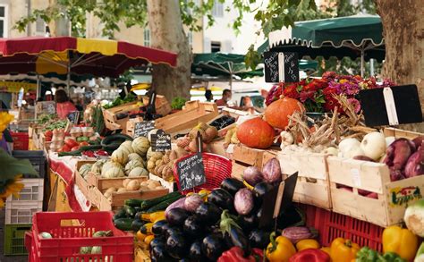 Marché local avec étals de commerçants
