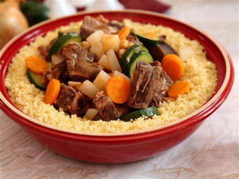 illustration du couscous à la vapeur dans une couscoussier