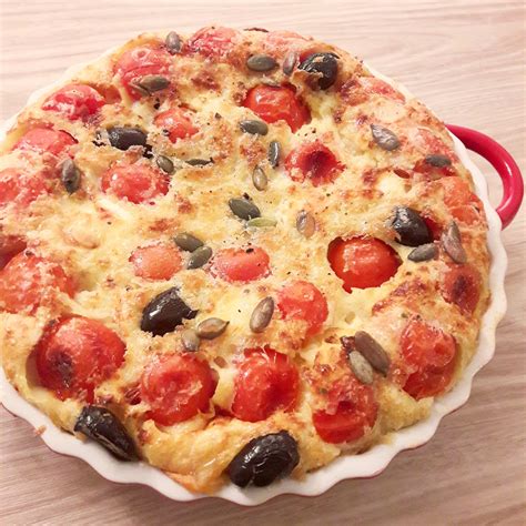 Clafoutis salé aux tomates cerises et mozzarella servi dans des ramequins individuels