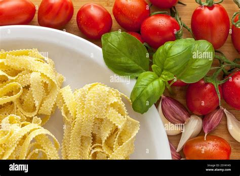 Tomates mûres et feuilles de basilic frais