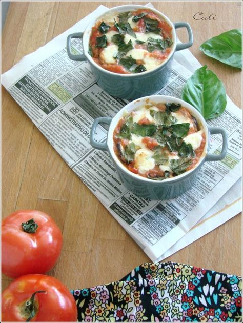 Bavarois à la tomate et basilic dans des mini cocottes décorées