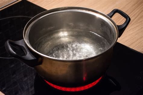 Casserole d'eau bouillante avec des légumes