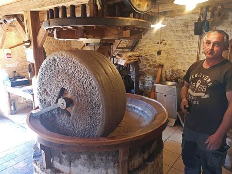 Intérieur d'un moulin traditionnel avec meules en pierre