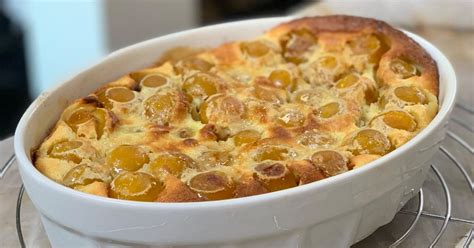 Conteneur hermétique avec un clafoutis aux mirabelles congelé