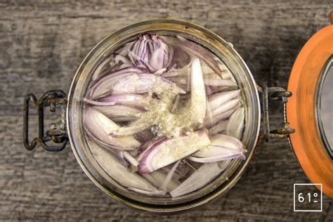 Émincer les échalotes pour une recette Cookeo