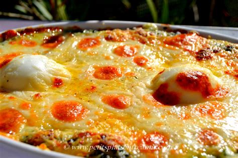 Plat à gratin avec œufs à la florentine gratiné