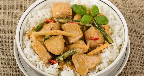 Côtes de porc dorées sur un lit de riz basmati