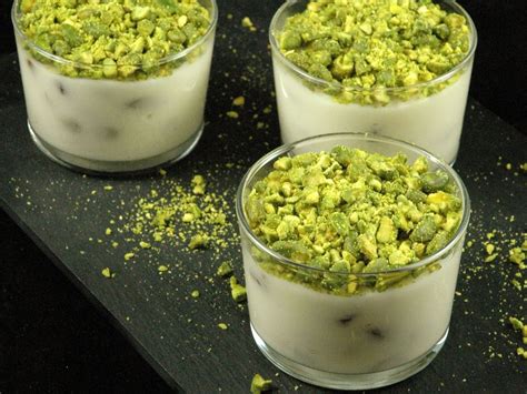 Un assortiment de ramequins de flan libanais, certains garni de pistaches, d'autres avec un filet de sirop