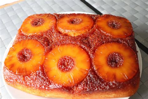 Gâteau génoise ananas décoré