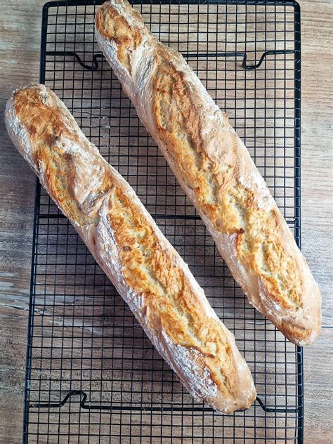 Baguette de tradition française dorée et croustillante