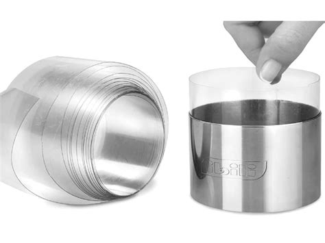 Cercle à pâtisserie avec Rhodoïd et fraises coupées prêtes pour le montage