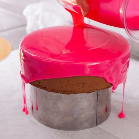 Application d'un glaçage miroir brillant sur un fraisier