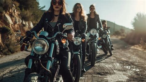 Un groupe de motards souriants posant devant leurs motos