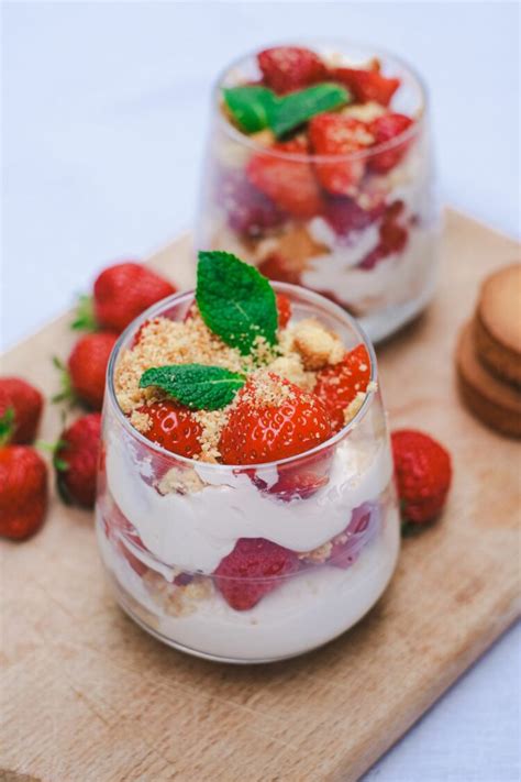 Composition d'un dessert fraise mascarpone biscuit