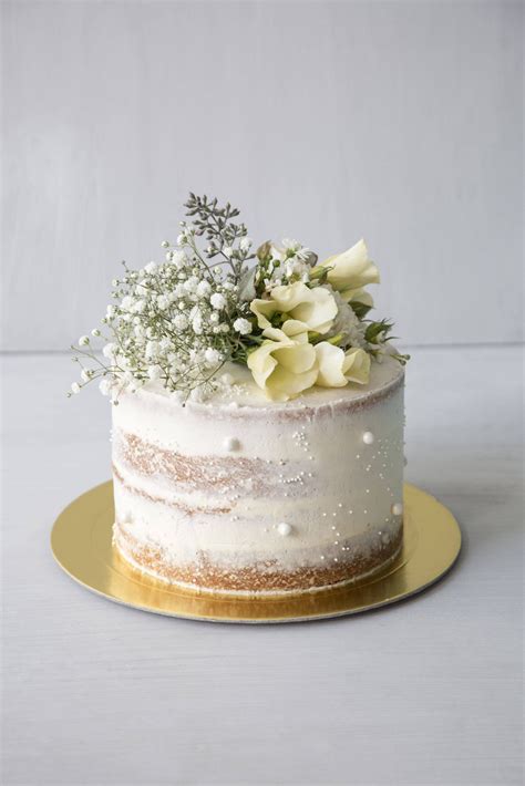 Nude cake avec fleurs fraîches