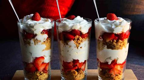 Verrines de dessert avec couches de fruits, crème et biscuits