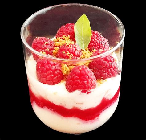 Ingrédients pour verrines : framboises, spéculoos, mascarpone, crème