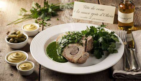 Illustration: Assiette avec veau et sauce verte