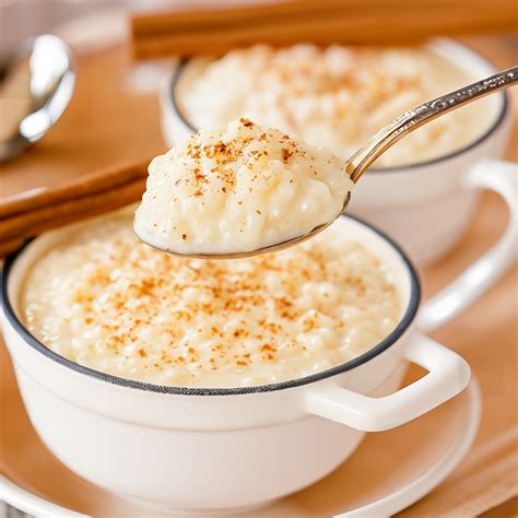 Bol de riz au lait avec une sauce au chocolat coulante