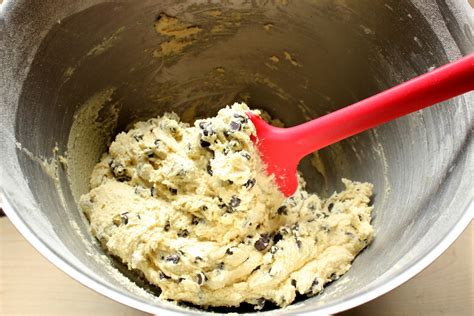 Préparation de la pâte à cookies : mélange du beurre et des sucres