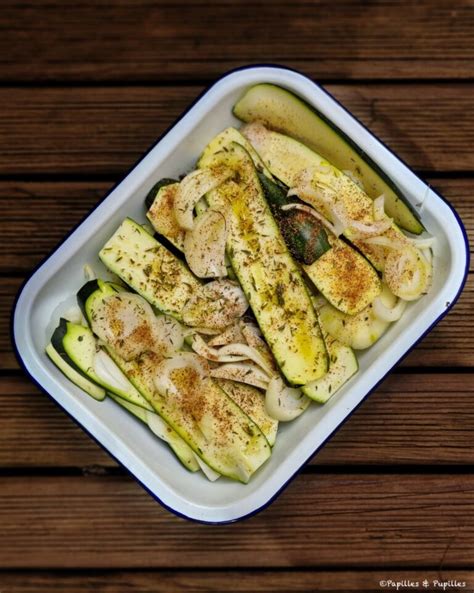 Dinde coupée en lamelles avec des oignons et des épices