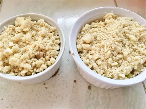 Ingrédients pour le crumble : farine, beurre, sucre roux, noix de coco râpée